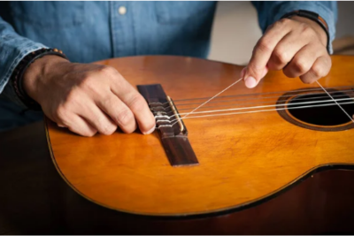 Come pulire e cambiare le corde senza stress